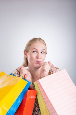 Alışveriş çantalı kadın.