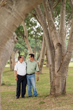 Büyükler düzeyinde men yürürken konuşmak