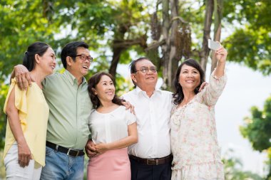 Kıdemli arkadaşlar selfie alarak