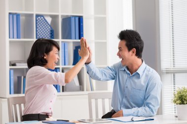 İş adamları beşlik çakıyor.