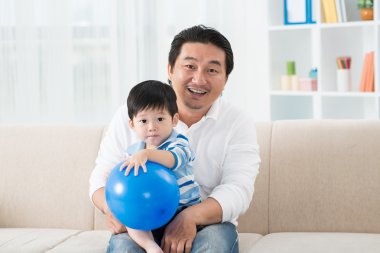 Baba ve çocuk kanepe