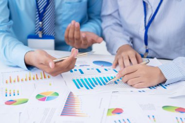 İnsanlar finansal belgeleriyle çalışma