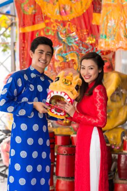 Aslan bir maske ile genç Çift