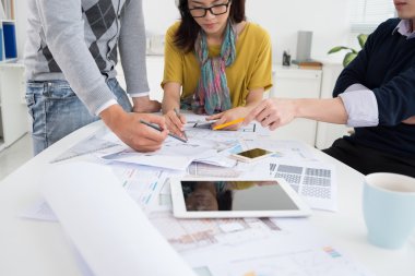 Projede çalışan üç genç mimarlar