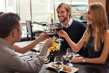 Bardak kırmızı şarap ile toasting arkadaşlar