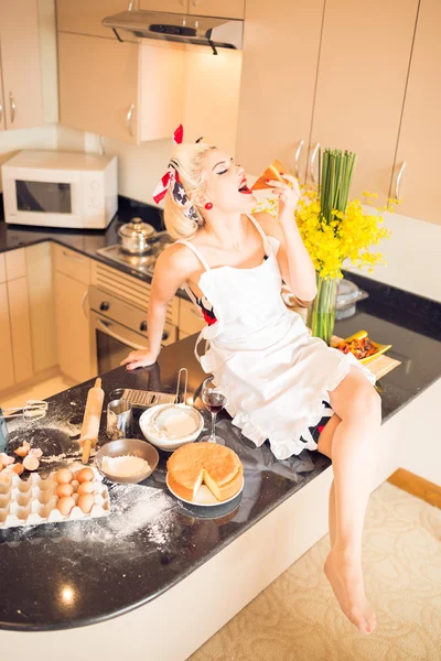 Housewife enjoying piece of cake — Stock Photo, Image