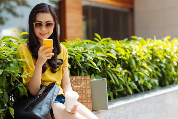 Tienermeisje met telefoon SMS outdoors — Stockfoto