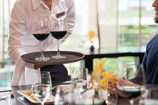 Waiter serving drinks in a restaura — Stock Photo, Image