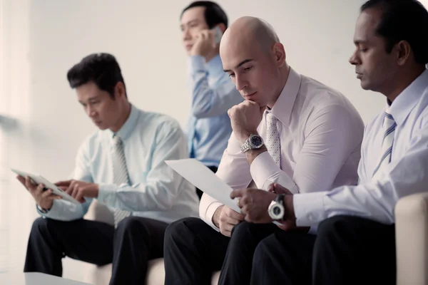 Groep van ondernemers werkzaam in het kantoor — Stockfoto