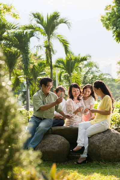 Mensen speelkaarten in het park — Stockfoto