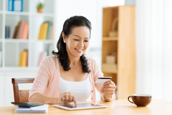 Frau kauft online ein — Stockfoto