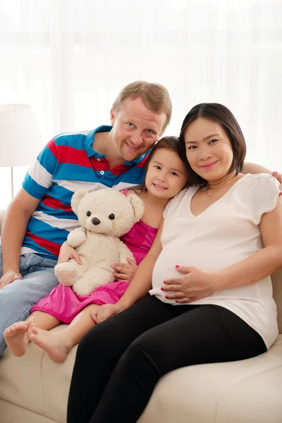 아기를 기대 하는 가족 — 스톡 사진