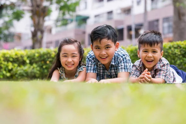 Niños pequeños juguetones — Foto de Stock