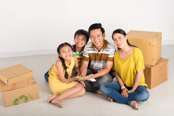 Familie mit Umzugskartons und Farbmustern — Stockfoto