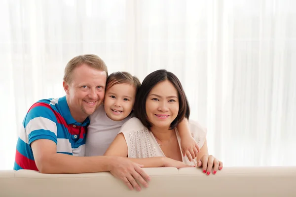 Fröhliche Mischlingsfamilie — Stockfoto