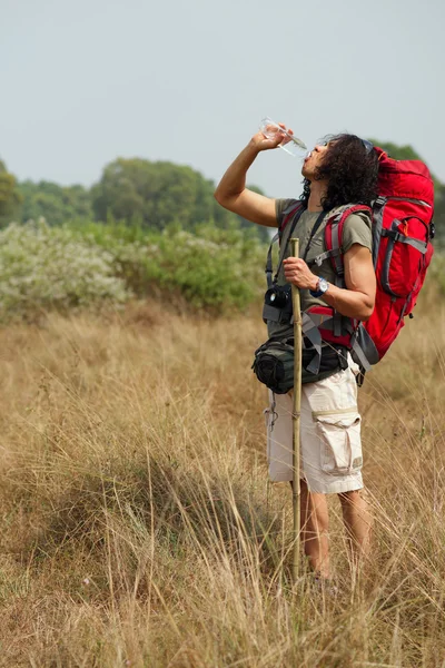 Wanderer trinkt Wasser aus Flasche — Stockfoto