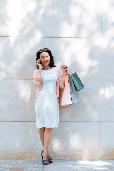 Elegante dama vietnamita con bolsas de papel —  Fotos de Stock