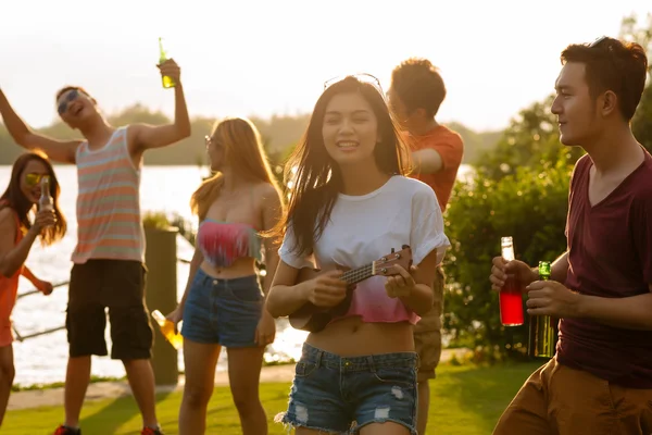 Amigos vietnamitas teniendo fiesta al atardecer — Foto de Stock