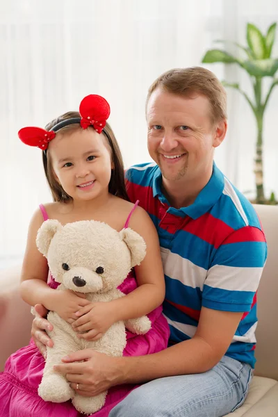 Portrait de père et fille heureux — Photo