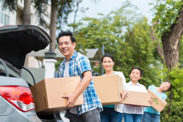 Karton koyarak aile arabaya kutuları