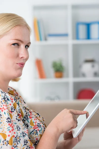 Frau nutzt digitales Tablet zu Hause — Stockfoto