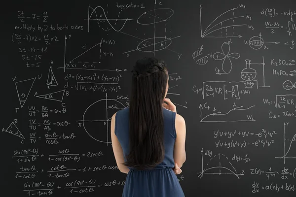 Kız Blackboard grafikler ve formüller