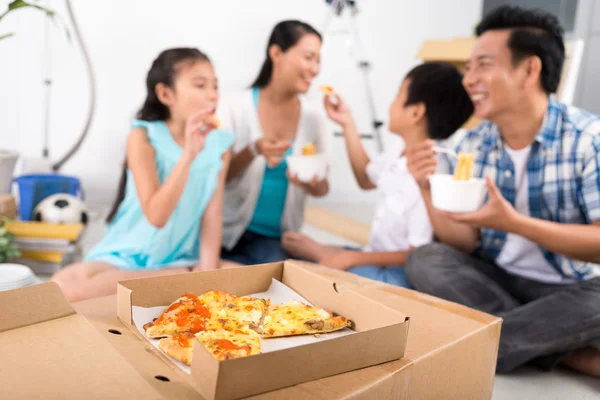 ピザを食べる家族 — ストック写真