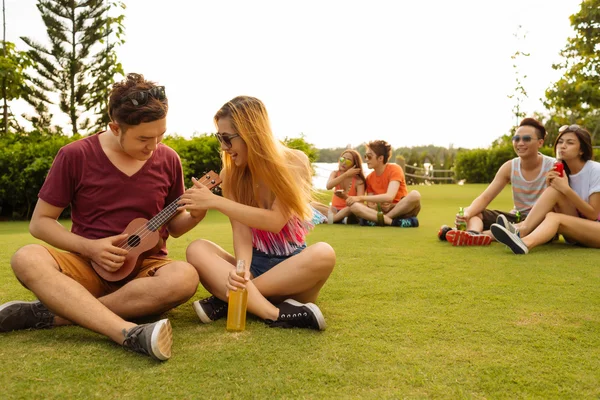Couple rying to play ukulele — Stock Photo, Image