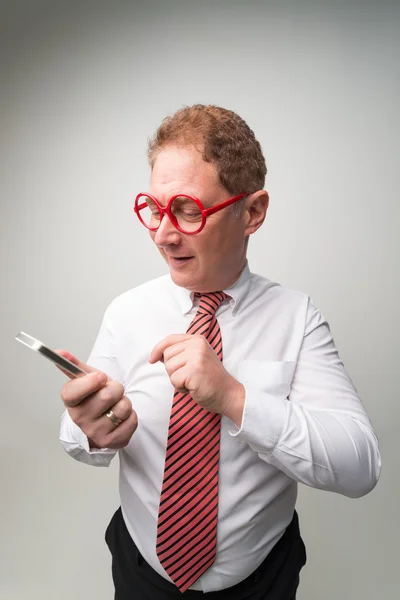 Empresario leyendo el mensaje por teléfono — Foto de Stock