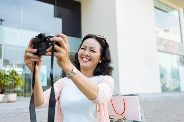 Mujer tomando selfie en cámara digital — Foto de Stock