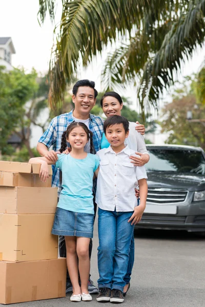 Aile yanında yığın karton kutu