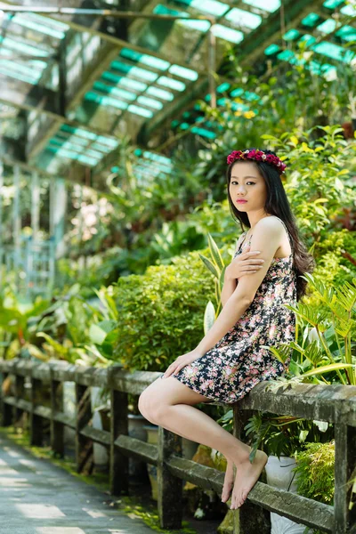 Chica vistiendo corona floral —  Fotos de Stock