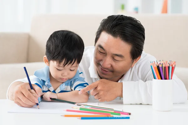 Hombre enseñando hijo cómo dibujar — Foto de Stock