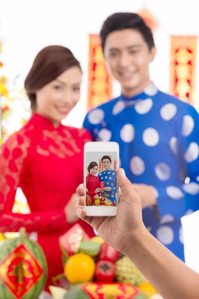 Hombre tomando fotos de pareja vietnamita — Foto de Stock