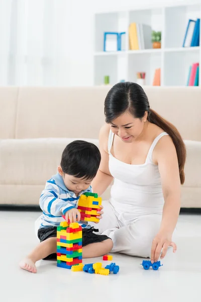 Jongen en moeder spelen met constructor — Stockfoto