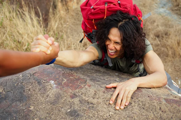 Helping hiker to climb the mountain — Stock Photo, Image