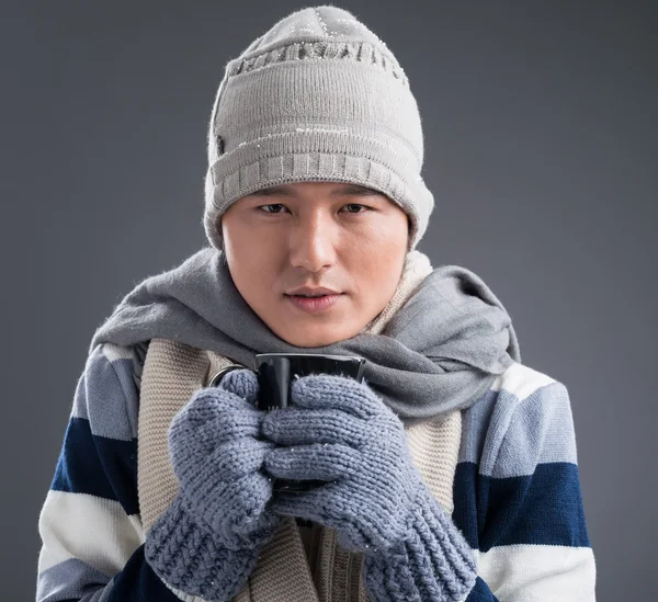 Uomo in abiti invernali bere il tè — Foto Stock