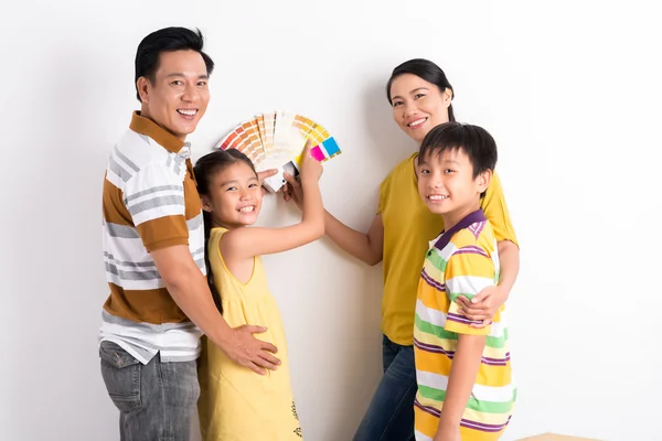 Duvarlar boyamak için aile renk seçme — Stok fotoğraf