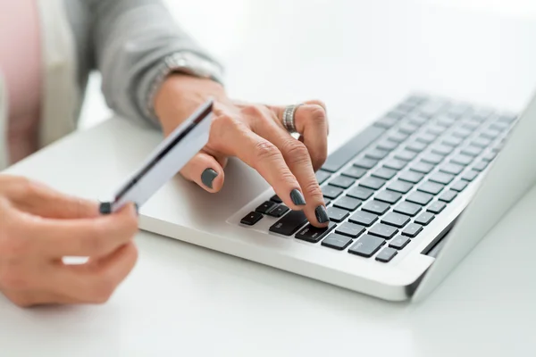 Woman inputting credit card information — Stock Photo, Image