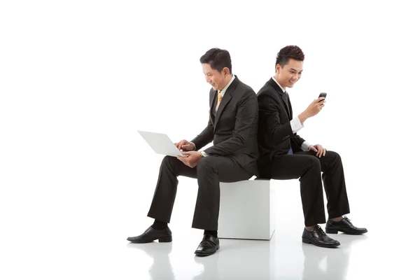 Empresários usando laptop e smartphone — Fotografia de Stock