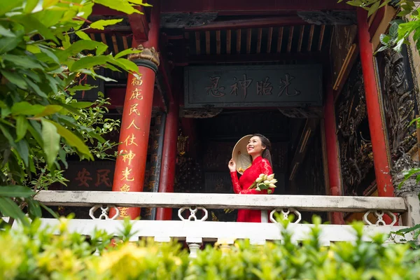 Mujer vietnamita frente al templo budista — Foto de Stock