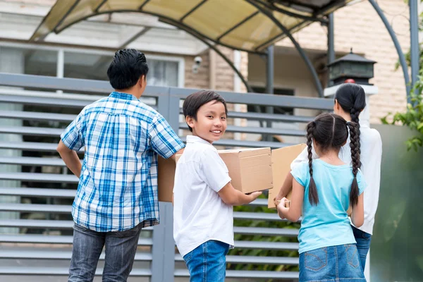 Familie trägt Kisten zum neuen Haus — Stockfoto