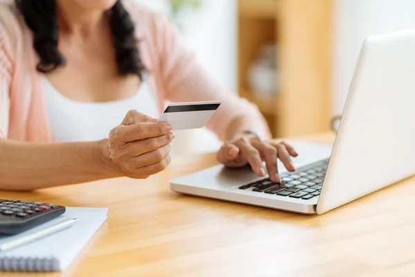 Frau kauft online ein — Stockfoto