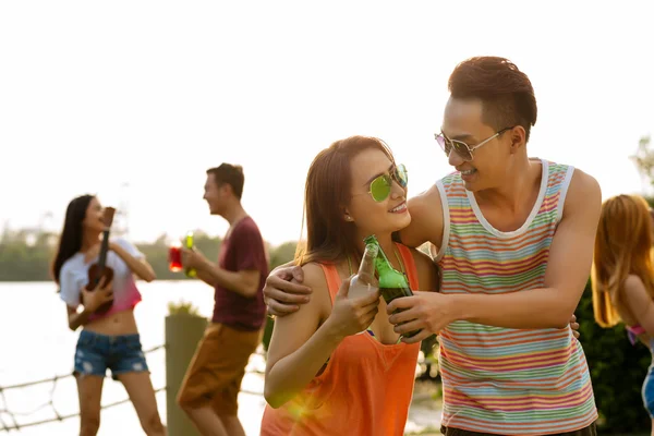 Pareja con botellas de cerveza divirtiéndose — Foto de Stock