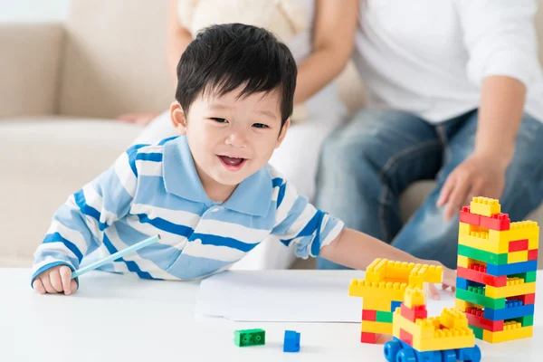 Kleine jongen die thuis speelt — Stockfoto