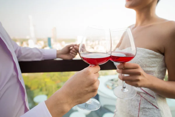 Couple bien habillé Verres à vin clinquants — Photo