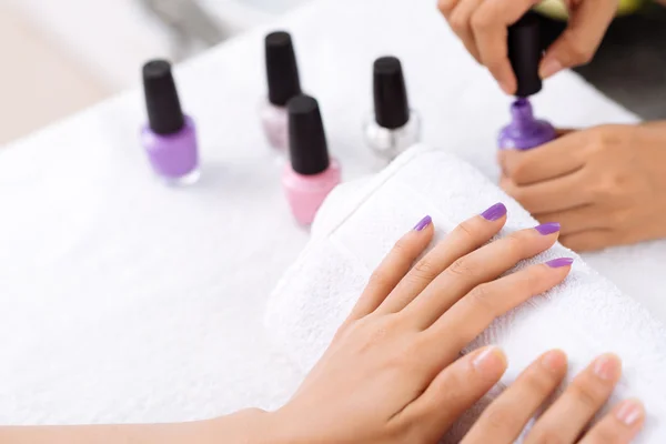 Dłonie kobiety otrzymującej manicure — Zdjęcie stockowe