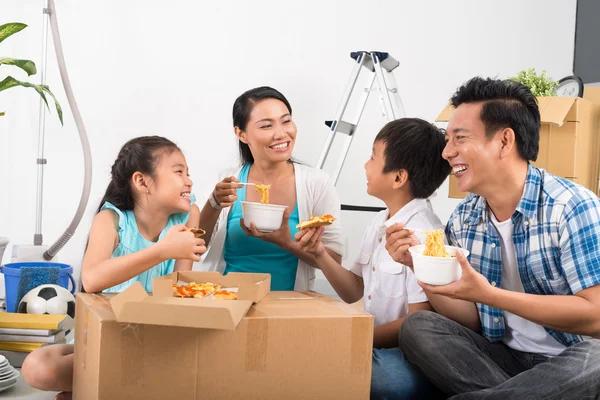 Familie isst Nudeln und Pizza — Stockfoto