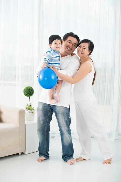 Happy Vietnamese family of three — Stock Photo, Image