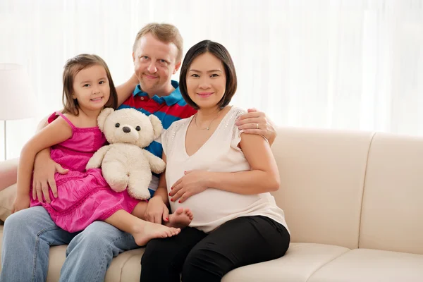 Glückliche Mischlingsfamilie — Stockfoto